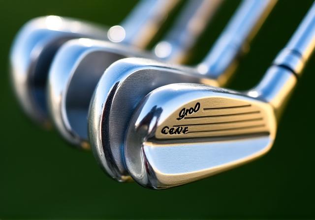 Dettaglio ravvicinato di ferri da golf professionali